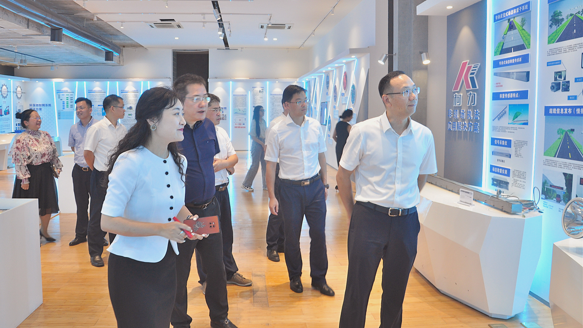 宁波市江北区委副书记、代区长许会祥一行莅临betway西汉姆联传感考察调研