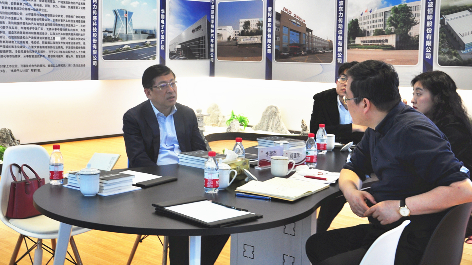 宁波市江北区委副书记、区政法委书记李冠杰一行赴betway西汉姆联传感调研