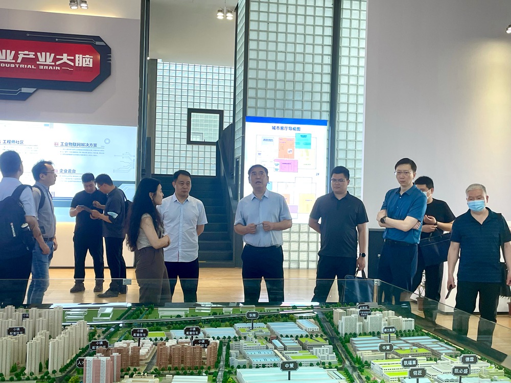 郑州市工信局党组成员、副局长曹永涛一行莅临betway西汉姆联传感考察调研