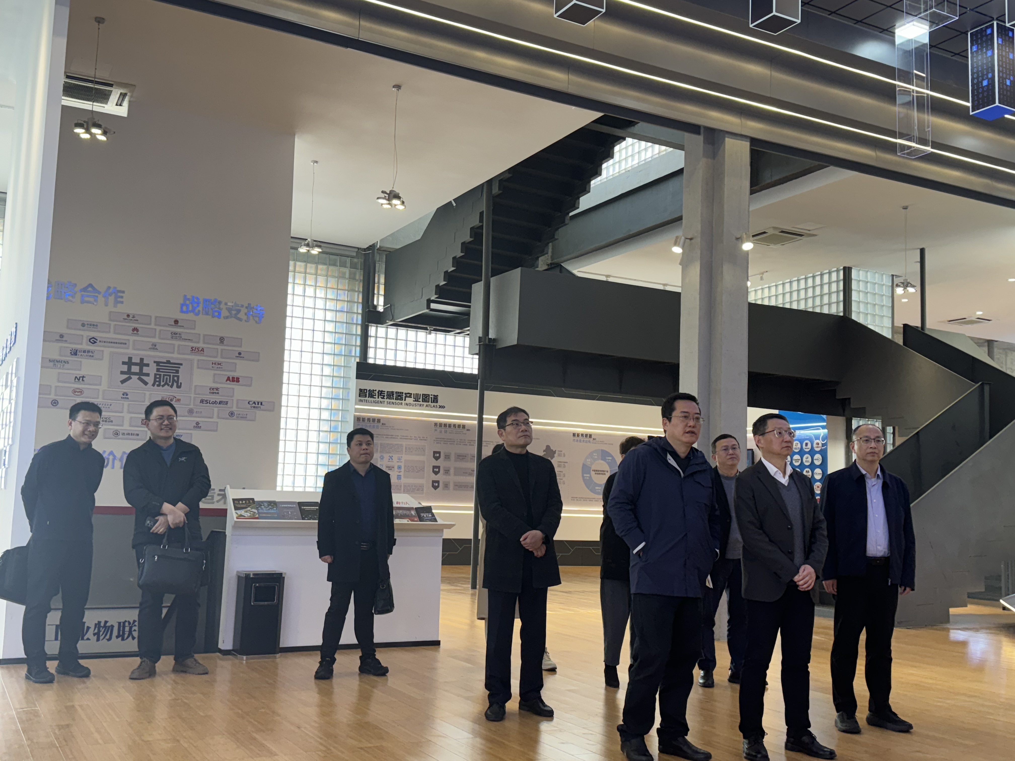 宁波市委常委、副市长徐岩一行莅临betway西汉姆联传感调研指导